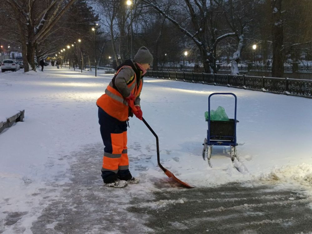 В Симферополе более 530 дворников продолжают борьбу с последствиями непогоды В Симферополе более 530 дворников продолжают борьбу с последствиями непогоды