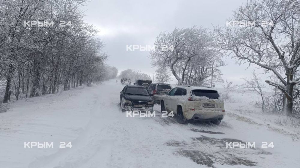Под Симферополем между двумя селами замело дорогу Под Симферополем между двумя селами замело дорогу