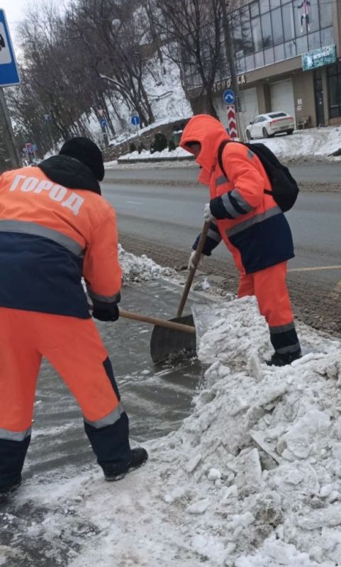В Симферополе более 530 дворников очищают улицы от снега В Симферополе более 530 дворников очищают улицы от снега