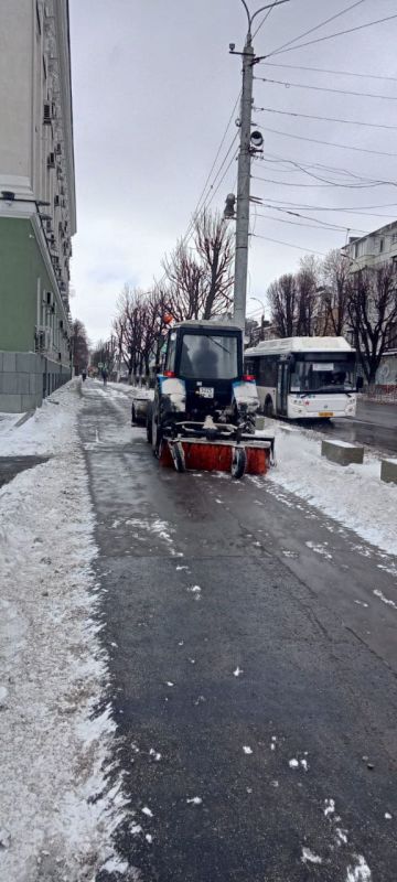 В Симферополе более 530 дворников очищают улицы от снега В Симферополе более 530 дворников очищают улицы от снега