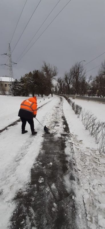 В Симферополе более 530 дворников продолжают борьбу с последствиями непогоды В Симферополе более 530 дворников продолжают борьбу с последствиями непогоды