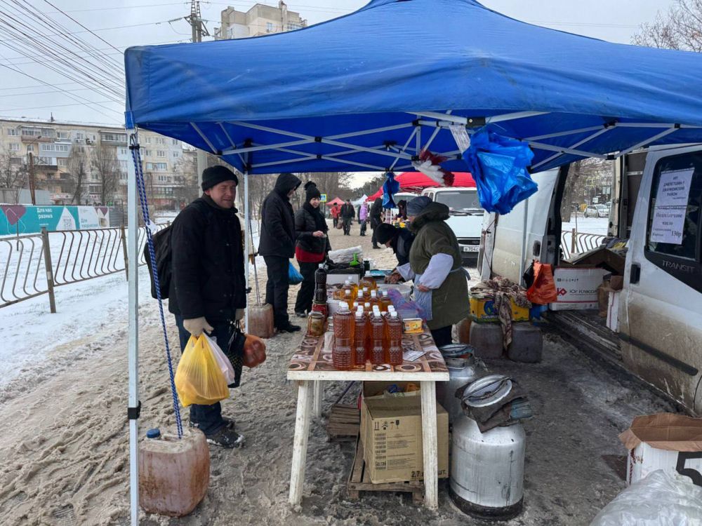 Несмотря на заснеженную погоду в Симферополе, 08.02.2025 состоялись сельскохозяйственные ярмарки на трех традиционных адресах: Несмотря на заснеженную погоду в Симферополе, 08.02.2025 состоялись сельскохозяйственные ярмарки на трех традиционных адресах: