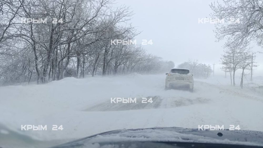 Под Симферополем между двумя селами замело дорогу Под Симферополем между двумя селами замело дорогу