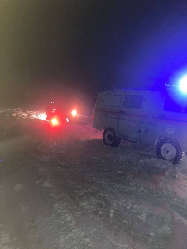 Спасатели "КРЫМ-СПАС" вытаскивали из сугробов авто и оказывали помощь людям Спасатели "КРЫМ-СПАС" вытаскивали из сугробов авто и оказывали помощь людям