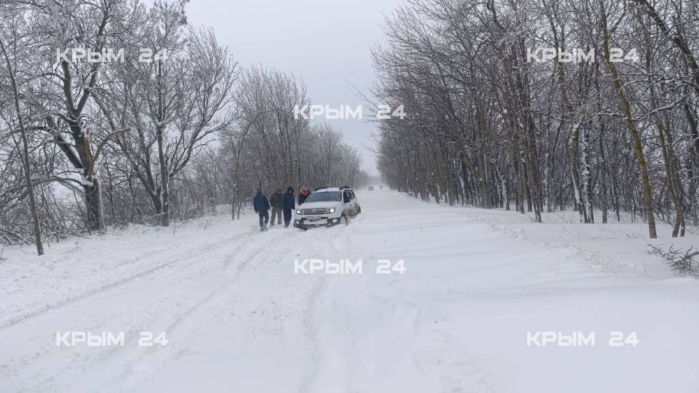 Под Симферополем между двумя селами замело дорогу Под Симферополем между двумя селами замело дорогу