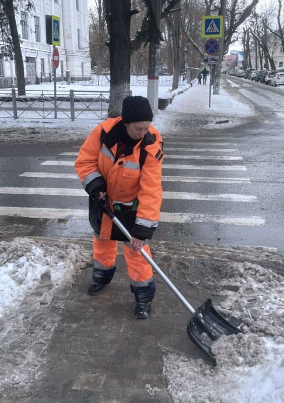 Пока городские службы продолжают убирать улицы, тротуары и общественные пространства от снега и наледи, напоминаем о важных мерах предосторожности в условиях непогоды Пока городские службы продолжают убирать улицы, тротуары и общественные пространства от снега и наледи, напоминаем о важных мерах предосторожности в условиях непогоды
