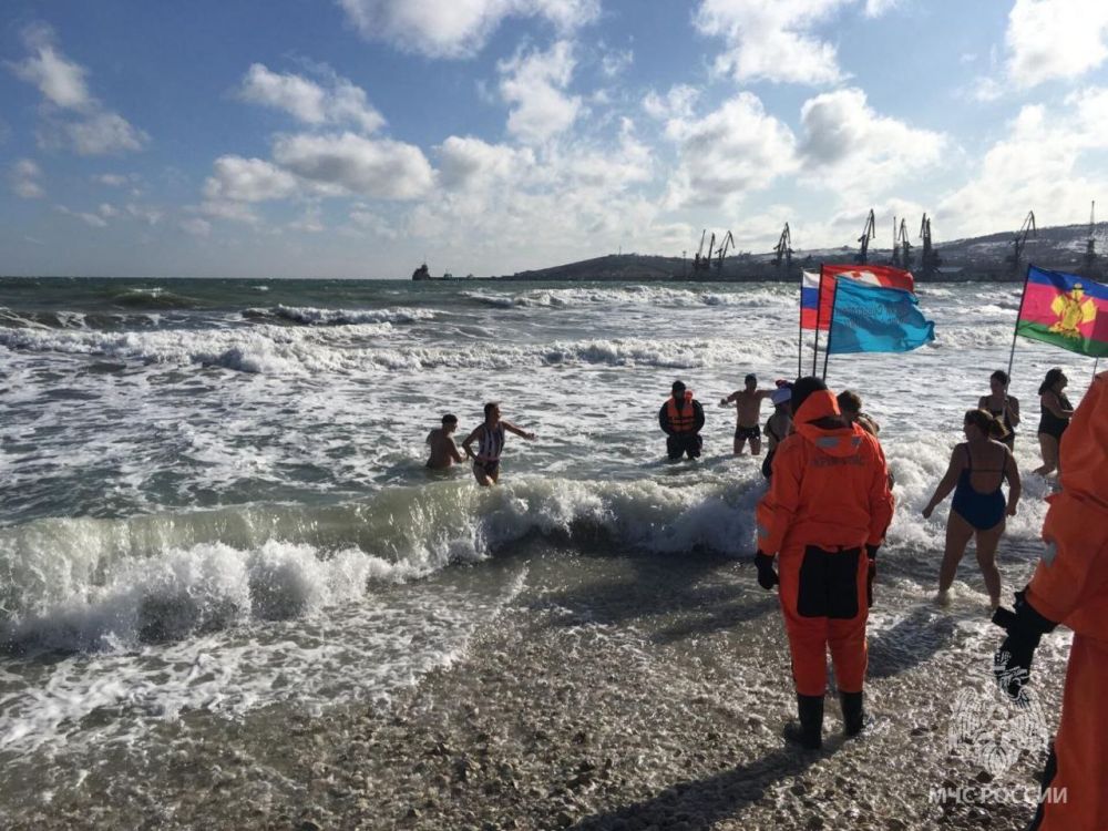 Сотрудники МЧС России обеспечили безопасность заплыва "моржей" Сотрудники МЧС России обеспечили безопасность заплыва "моржей"
