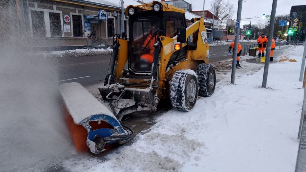 В Симферополе более 530 дворников очищают улицы от снега В Симферополе более 530 дворников очищают улицы от снега