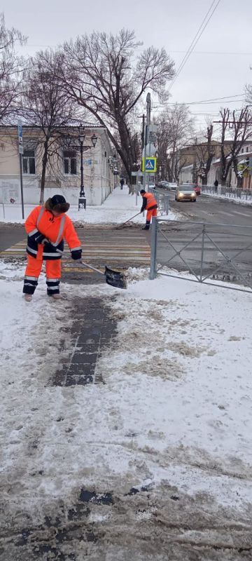 В Симферополе более 530 дворников продолжают борьбу с последствиями непогоды В Симферополе более 530 дворников продолжают борьбу с последствиями непогоды