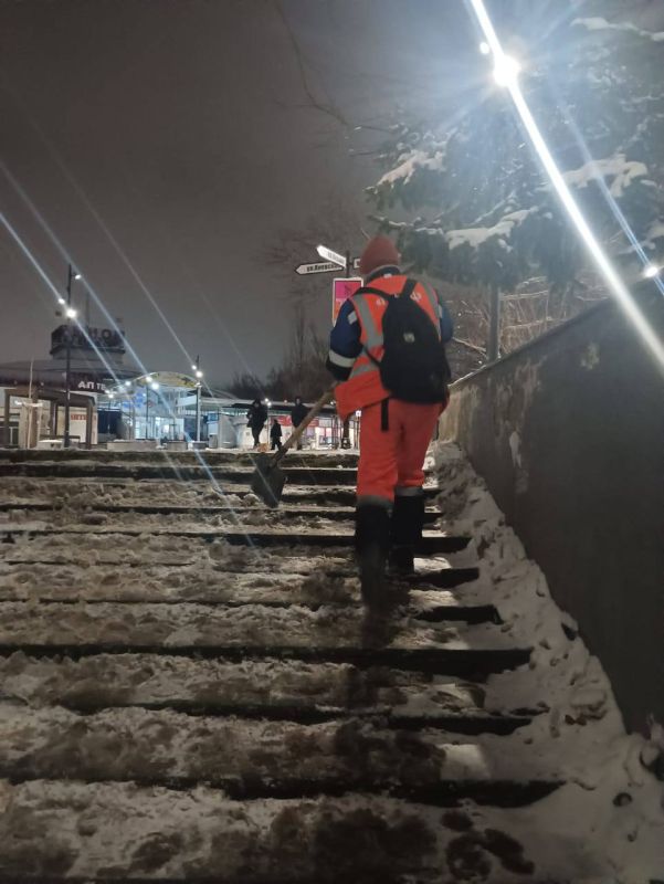 В Симферополе продолжают устранять последствия непогоды В Симферополе продолжают устранять последствия непогоды