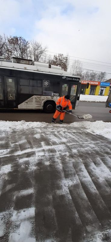 В Симферополе более 530 дворников продолжают борьбу с последствиями непогоды В Симферополе более 530 дворников продолжают борьбу с последствиями непогоды