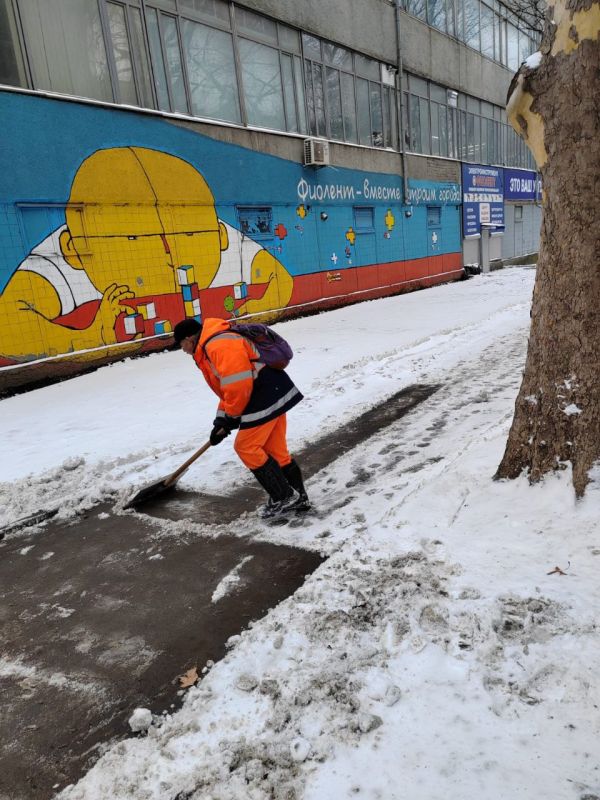 В Симферополе более 530 дворников продолжают борьбу с последствиями непогоды В Симферополе более 530 дворников продолжают борьбу с последствиями непогоды