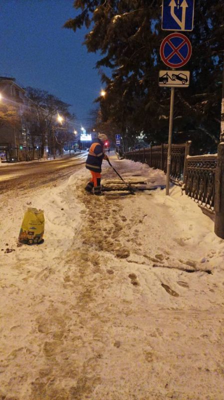В Симферополе 11 спецмашин очищали дороги от снега этой ночью В Симферополе 11 спецмашин очищали дороги от снега этой ночью