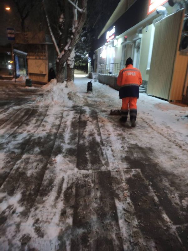 В Симферополе продолжают устранять последствия непогоды В Симферополе продолжают устранять последствия непогоды