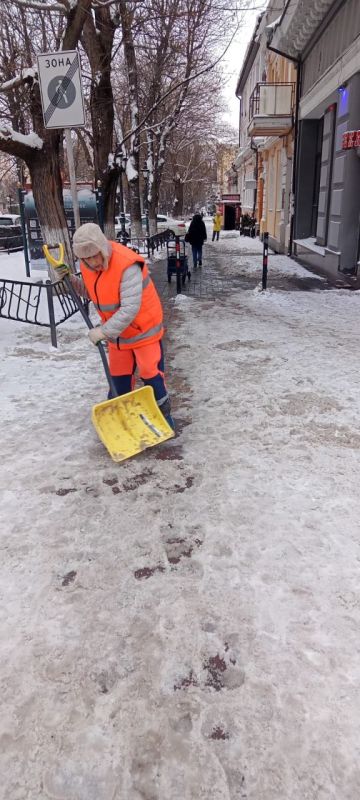 В Симферополе более 530 дворников продолжают борьбу с последствиями непогоды В Симферополе более 530 дворников продолжают борьбу с последствиями непогоды