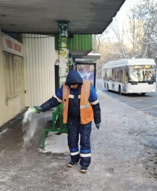 В Симферополе продолжают борьбу с гололедом В Симферополе продолжают борьбу с гололедом