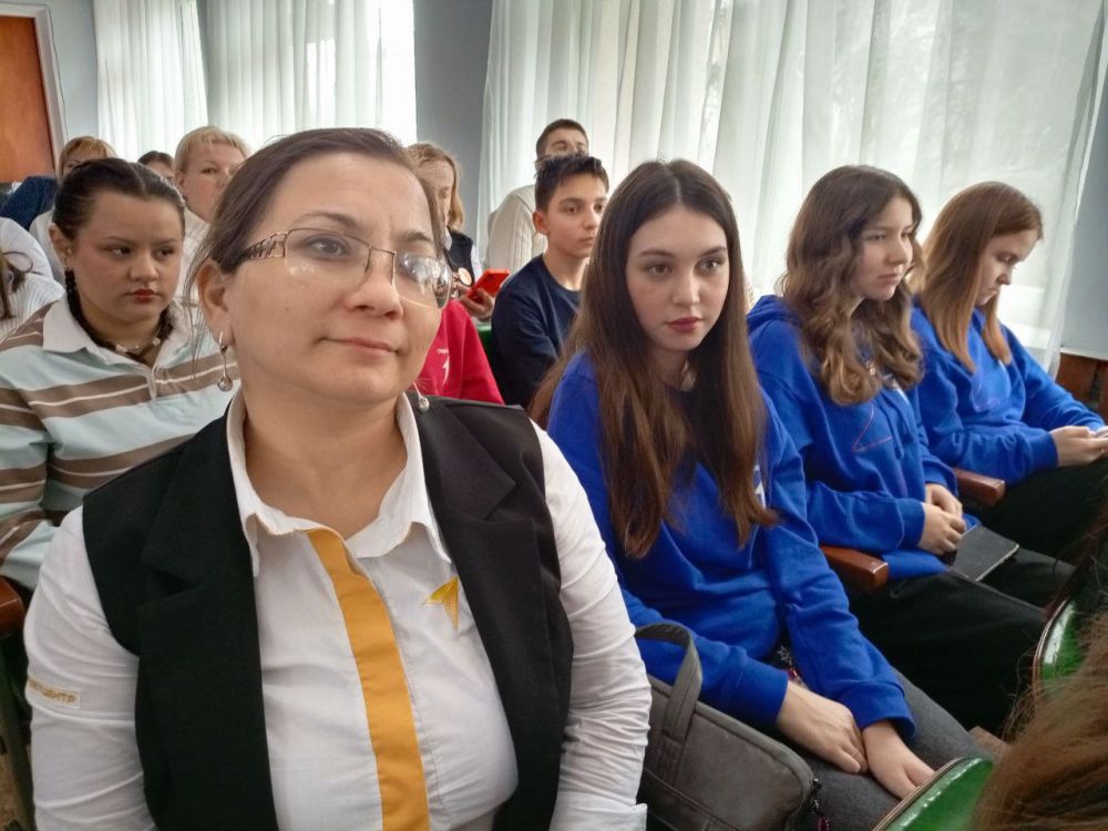 Говорим с героем. В рамках цикла муниципальных встреч «Говорим с Героем», посвященных Дню защитника Отечества, сегодня в зале Администрации Ленинского района состоялся диалог с подполковником, ветераном боевых действий... Говорим с героем. В рамках цикла муниципальных встреч «Говорим с Героем», посвященных Дню защитника Отечества, сегодня в зале Администрации Ленинского района состоялся диалог с подполковником, ветераном боевых действий...