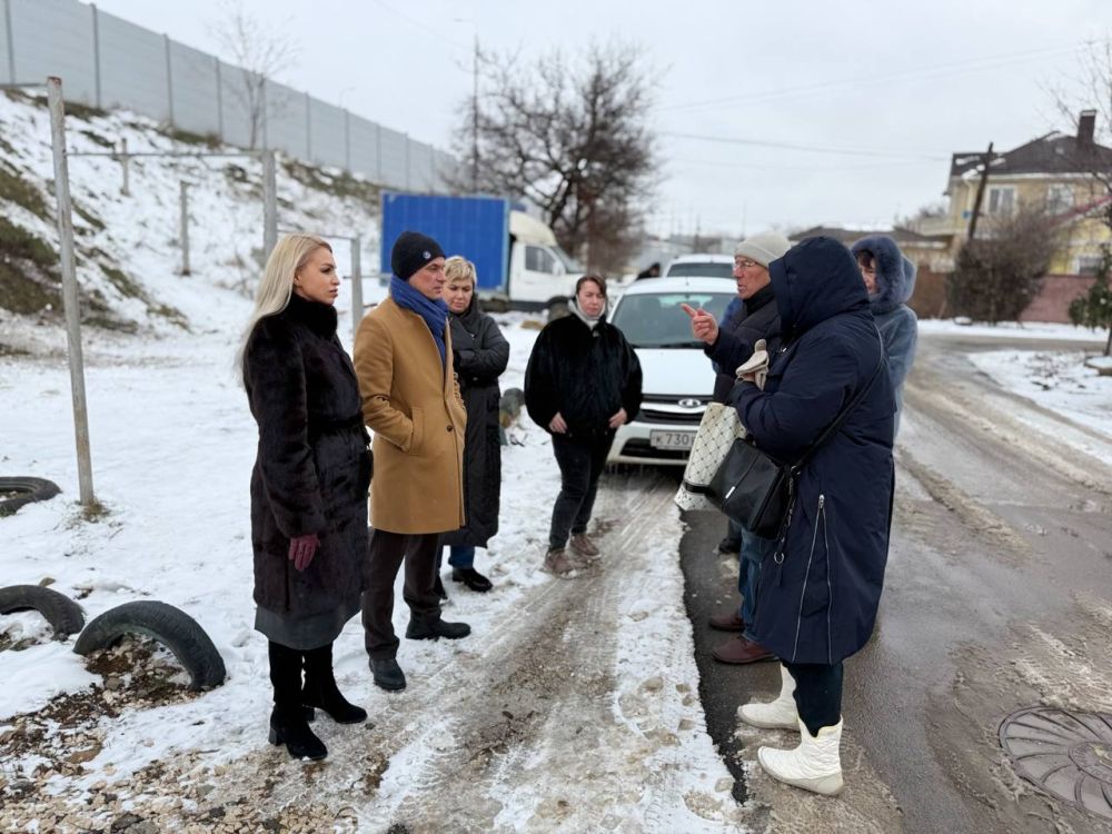 Анастасия Гридчина: Сегодня я, вместе с Главой администрации Симферопольского района Сергеем Петелиным и главой администрации Мирновского сельского совета Наталией Солоповой, посетили улицу Евпаторийскую расположенную в с.... Анастасия Гридчина: Сегодня я, вместе с Главой администрации Симферопольского района Сергеем Петелиным и главой администрации Мирновского сельского совета Наталией Солоповой, посетили улицу Евпаторийскую расположенную в с....