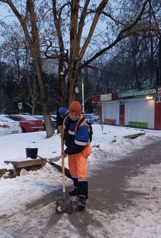 Снегоуборочные работы в крымской столице продолжаются! Снегоуборочные работы в крымской столице продолжаются!