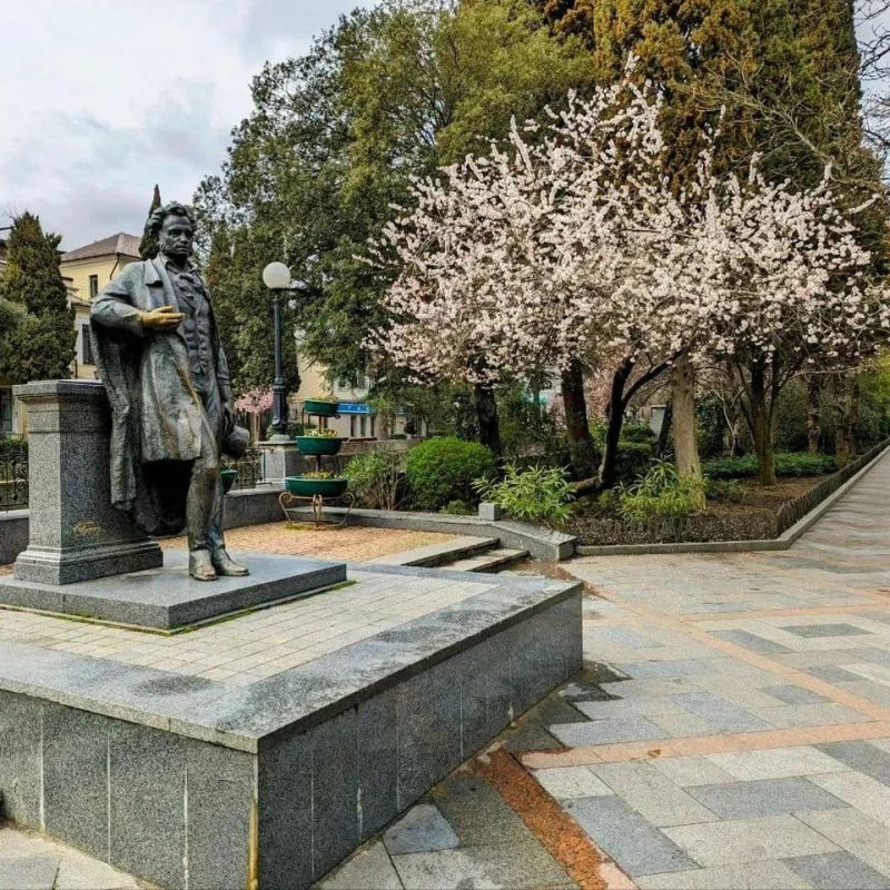 В этот день, в 1887 году, к 50-летию памяти великого русского поэта Александра Сергеевича Пушкина, Городская дума переименовала новую ялтинскую улицу, заложенную несколькими годами ранее, в Пушкинский бульвар В этот день, в 1887 году, к 50-летию памяти великого русского поэта Александра Сергеевича Пушкина, Городская дума переименовала новую ялтинскую улицу, заложенную несколькими годами ранее, в Пушкинский бульвар