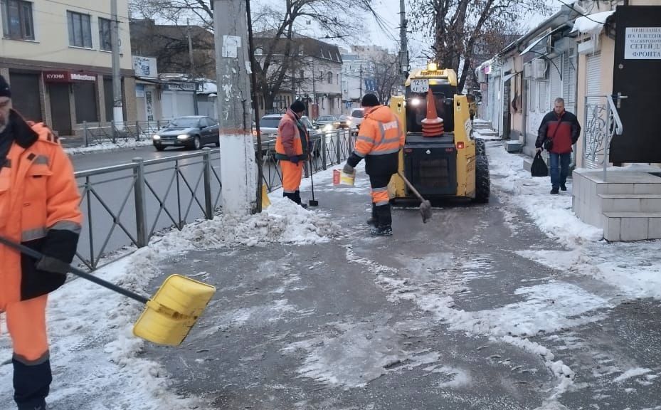 Снегоуборочные работы в крымской столице продолжаются! Снегоуборочные работы в крымской столице продолжаются!