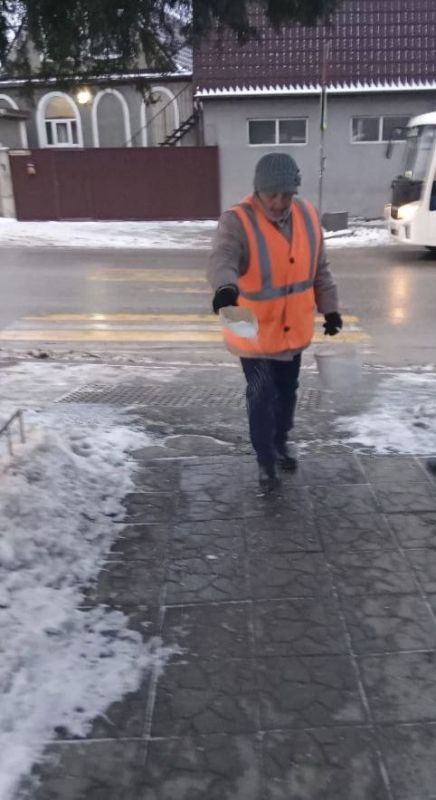 В Симферополе продолжают бороться со снегом и гололёдом В Симферополе продолжают бороться со снегом и гололёдом