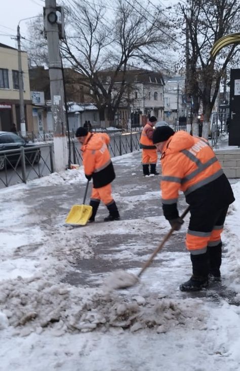 В Симферополе продолжают бороться со снегом и гололёдом В Симферополе продолжают бороться со снегом и гололёдом