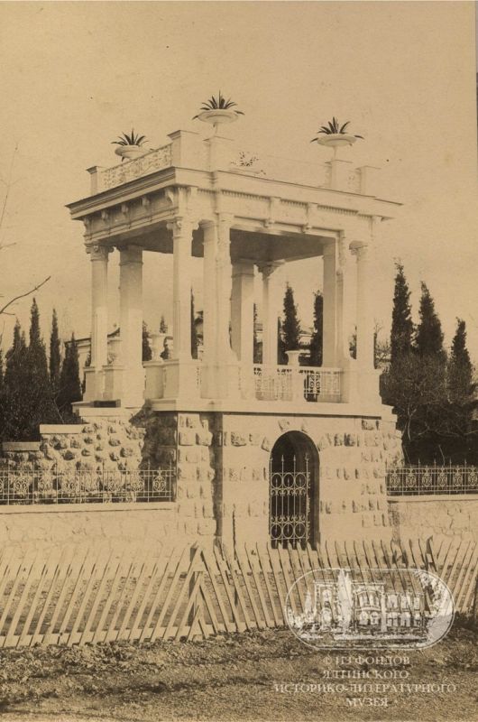 В этот день, в 1887 году, к 50-летию памяти великого русского поэта Александра Сергеевича Пушкина, Городская дума переименовала новую ялтинскую улицу, заложенную несколькими годами ранее, в Пушкинский бульвар В этот день, в 1887 году, к 50-летию памяти великого русского поэта Александра Сергеевича Пушкина, Городская дума переименовала новую ялтинскую улицу, заложенную несколькими годами ранее, в Пушкинский бульвар
