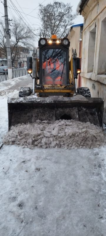 В Крыму продолжают бороться с последствиями снегопада В Крыму продолжают бороться с последствиями снегопада