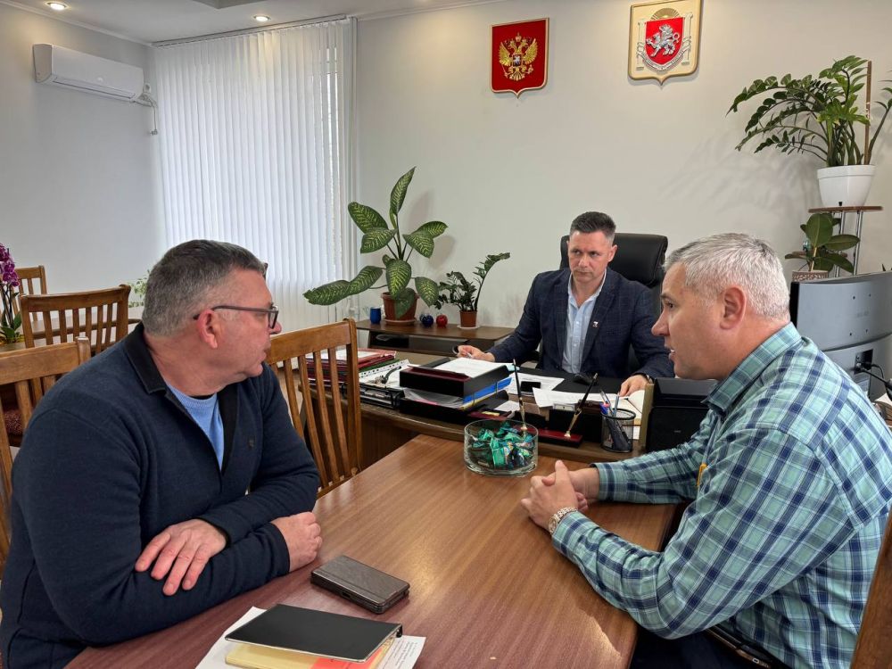 Александр Дудинов: Рабочий день начал с совещания с представителями Черноморского РЭС, подрядной организации, которая выполняет работы по санитарной очистке и обрезке деревьев Александр Дудинов: Рабочий день начал с совещания с представителями Черноморского РЭС, подрядной организации, которая выполняет работы по санитарной очистке и обрезке деревьев