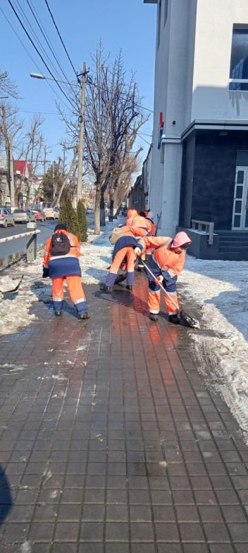 Городские службы Симферополя продолжают убирать улицы, тротуары и общественные пространства от снега и наледи Городские службы Симферополя продолжают убирать улицы, тротуары и общественные пространства от снега и наледи