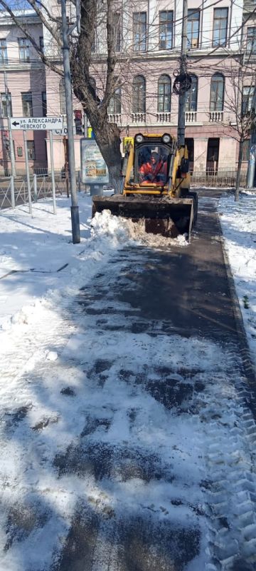 Городские службы Симферополя продолжают убирать улицы, тротуары и общественные пространства от снега и наледи Городские службы Симферополя продолжают убирать улицы, тротуары и общественные пространства от снега и наледи