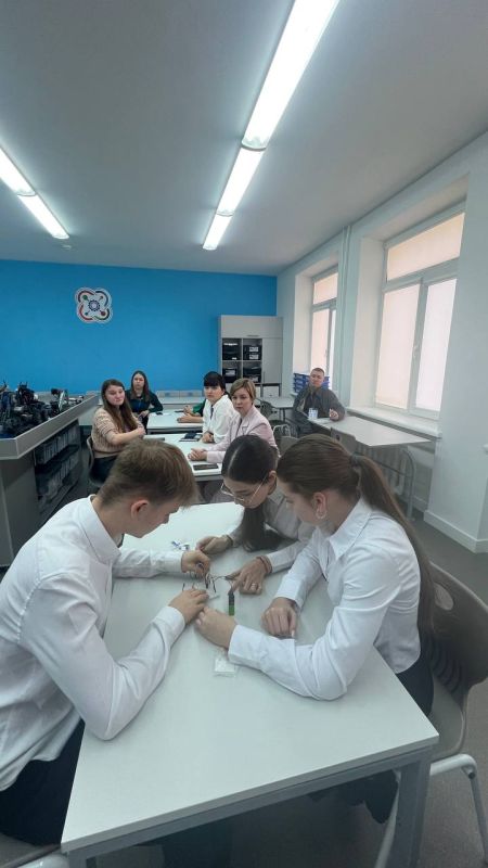 Проект «Инженерный класс» реализуется в Республике Крым с 2020 года и объединяет 817 учащихся из 46 классов Проект «Инженерный класс» реализуется в Республике Крым с 2020 года и объединяет 817 учащихся из 46 классов