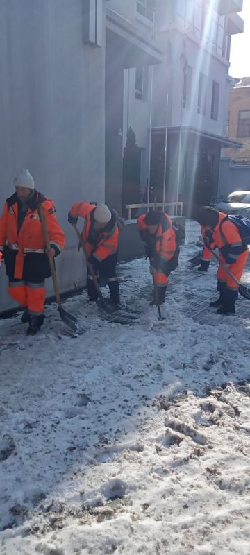 Городские службы Симферополя продолжают убирать улицы, тротуары и общественные пространства от снега и наледи Городские службы Симферополя продолжают убирать улицы, тротуары и общественные пространства от снега и наледи