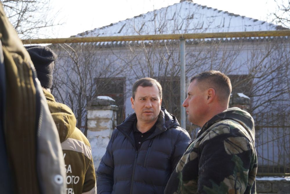 В Керчи поэтапно ведется работа по удалению спилов деревьев с применением установки для удаления пней, оставленных после сноса аварийных деревьев В Керчи поэтапно ведется работа по удалению спилов деревьев с применением установки для удаления пней, оставленных после сноса аварийных деревьев