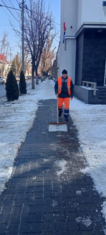 Городские службы Симферополя продолжают убирать улицы, тротуары и общественные пространства от снега и наледи Городские службы Симферополя продолжают убирать улицы, тротуары и общественные пространства от снега и наледи