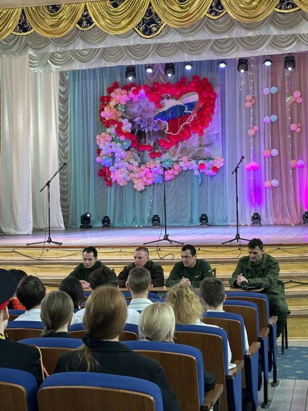 Говорим с героем. В рамках цикла муниципальных встреч «Говорим с Героем», посвященных Дню защитника Отечества, в зале Детского Дома творчества города Джанкоя состоялась встреча активистов движения «Первых», Волонтёров... Говорим с героем. В рамках цикла муниципальных встреч «Говорим с Героем», посвященных Дню защитника Отечества, в зале Детского Дома творчества города Джанкоя состоялась встреча активистов движения «Первых», Волонтёров...