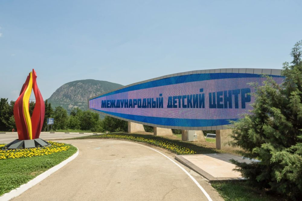 Глава Крыма Сергей Аксёнов поздравил коллектив «Артека» с награждением орденом Почёта Глава Крыма Сергей Аксёнов поздравил коллектив «Артека» с награждением орденом Почёта