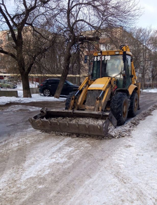 Городские службы Симферополя продолжают убирать улицы, тротуары и общественные пространства от снега и наледи Городские службы Симферополя продолжают убирать улицы, тротуары и общественные пространства от снега и наледи