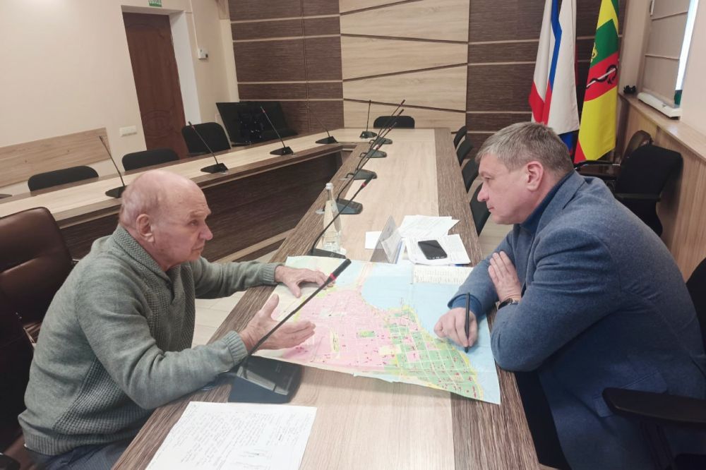Глава администрации Евпатории провел прием граждан Глава администрации Евпатории провел прием граждан