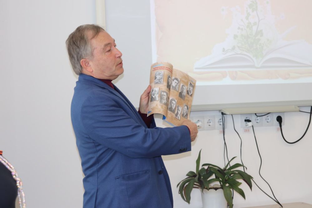 В рамках Дня дарения книг Медиацентр им. И.Гаспринского передал партию книг в библиотеку МБОУ "Маловидненская СОШ им.Селимова М.В." В рамках Дня дарения книг Медиацентр им. И.Гаспринского передал партию книг в библиотеку МБОУ "Маловидненская СОШ им.Селимова М.В."