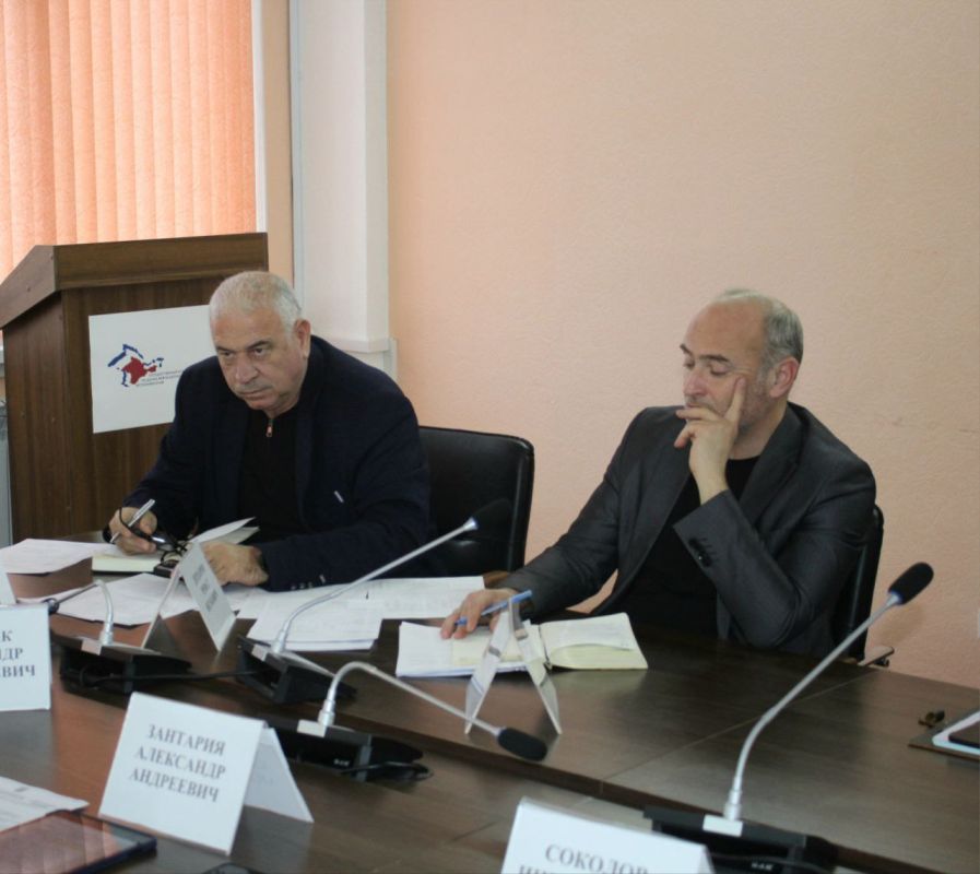 В Госкомнаце Крыма прошло рабочее совещание по вопросам строительства социально-важных объектов В Госкомнаце Крыма прошло рабочее совещание по вопросам строительства социально-важных объектов