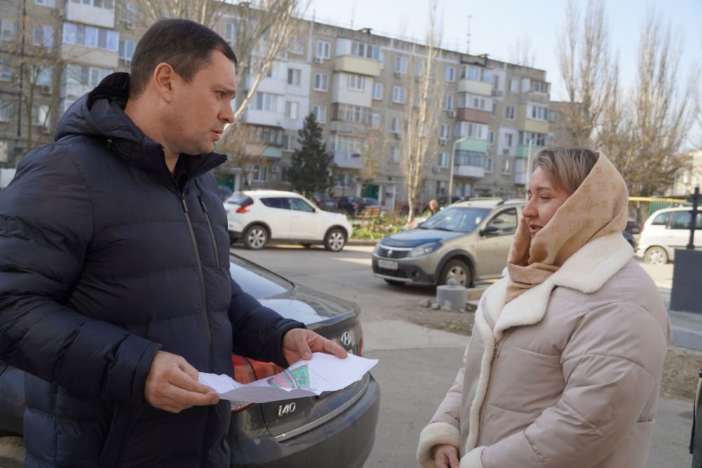 Глава администрации Керчи Олег КАТОРГИН провел встречу с жителями дома №3Б по ул. Горького по вопросу предстоящего благоустройства Глава администрации Керчи Олег КАТОРГИН провел встречу с жителями дома №3Б по ул. Горького по вопросу предстоящего благоустройства