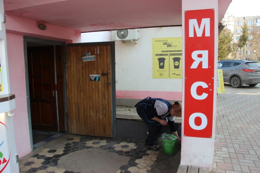#городские_новости. Мониторинг соблюдения правил благоустройства керченскими предпринимателями регулярно проводят сотрудники департамента городского развития. В ходе очередной проверки на ул. Сморжевского, участие в которой... #городские_новости. Мониторинг соблюдения правил благоустройства керченскими предпринимателями регулярно проводят сотрудники департамента городского развития. В ходе очередной проверки на ул. Сморжевского, участие в которой...
