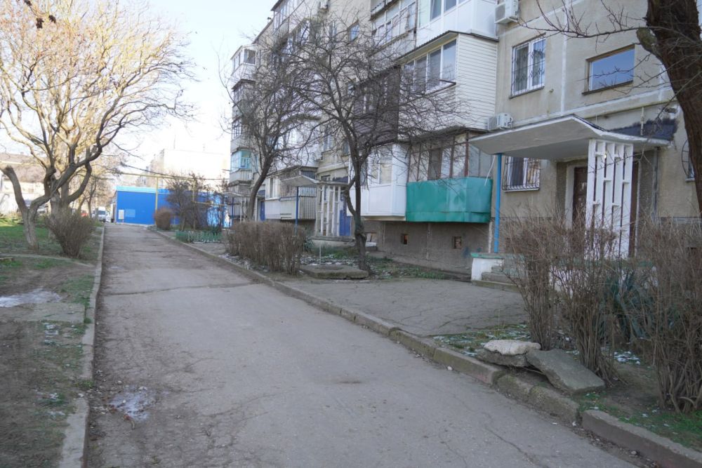Глава администрации Керчи Олег КАТОРГИН провел встречу с жителями дома №3Б по ул. Горького по вопросу предстоящего благоустройства Глава администрации Керчи Олег КАТОРГИН провел встречу с жителями дома №3Б по ул. Горького по вопросу предстоящего благоустройства