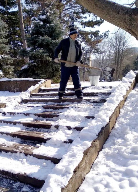 В парках и скверах Симферополя продолжается устранение последствий снегопада В парках и скверах Симферополя продолжается устранение последствий снегопада