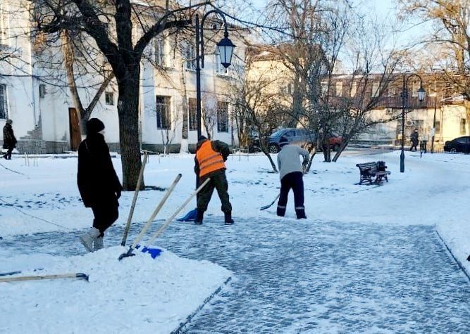 В парках и скверах Симферополя продолжается устранение последствий снегопада В парках и скверах Симферополя продолжается устранение последствий снегопада