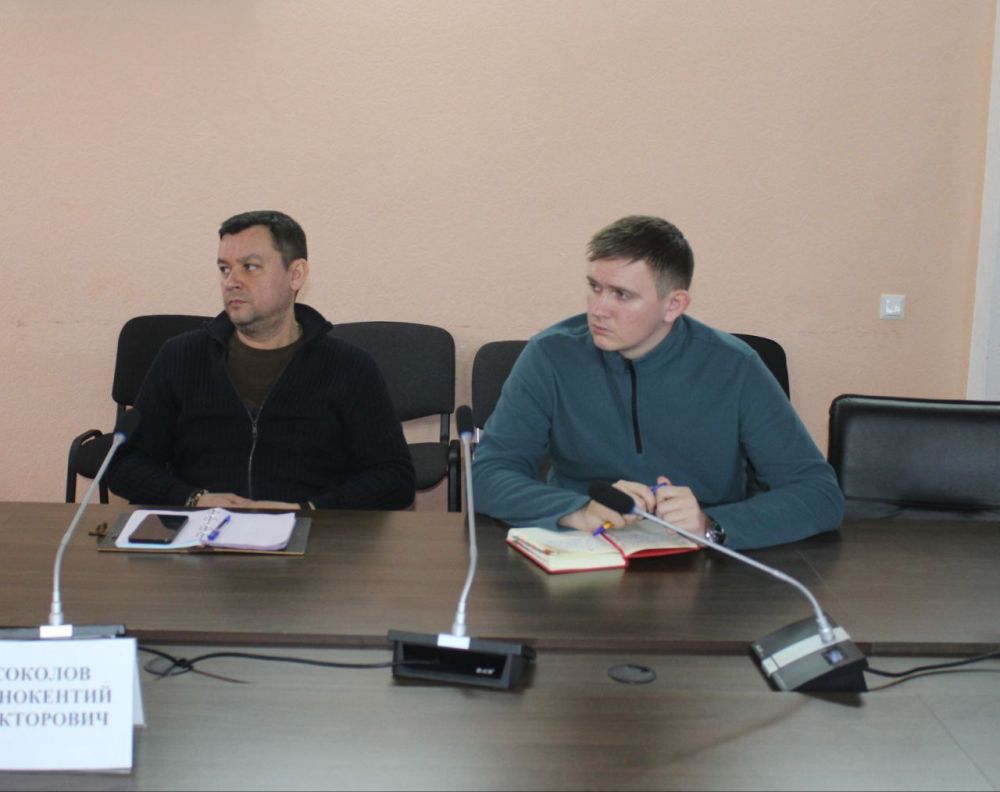 В Госкомнаце Крыма прошло рабочее совещание по вопросам строительства социально-важных объектов В Госкомнаце Крыма прошло рабочее совещание по вопросам строительства социально-важных объектов