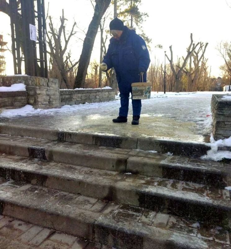 В парках и скверах Симферополя продолжается устранение последствий снегопада В парках и скверах Симферополя продолжается устранение последствий снегопада