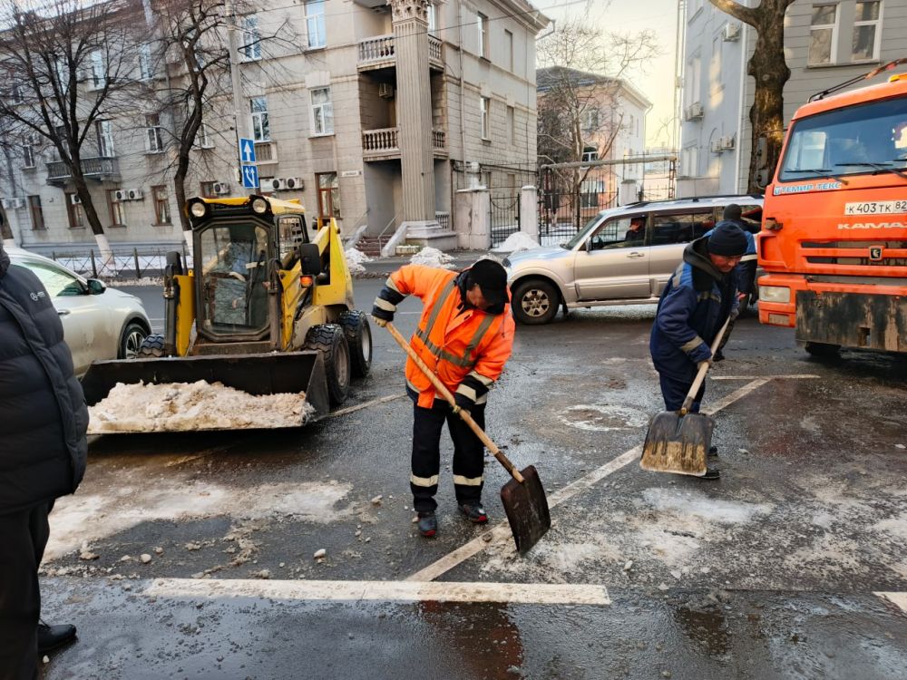 В крымской столице сотрудники МБУ «Город» и работники подрядных организаций осуществляют работы по сбору и вывозу снега, а также противогололедной обработке проезжей части улиц и пешеходных коммуникаций В крымской столице сотрудники МБУ «Город» и работники подрядных организаций осуществляют работы по сбору и вывозу снега, а также противогололедной обработке проезжей части улиц и пешеходных коммуникаций